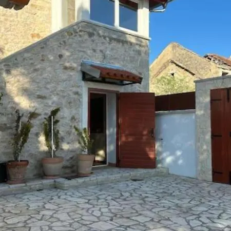 빌라 The Grandfather - Heated Pool Retreat 자다르