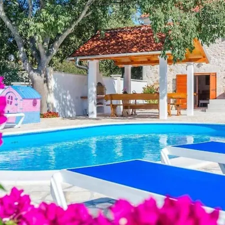 The Grandfather - Heated Pool Retreat 자다르