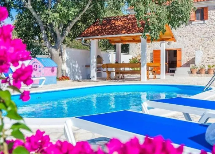 The Grandfather - Heated Pool Retreat Zadar