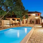 The Grandfather - Heated Pool Retreat