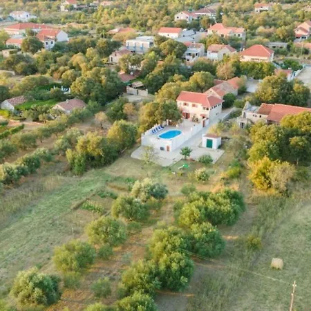 The Grandfather - Heated Pool Retreat וילה