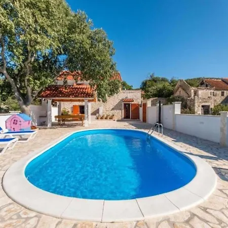 빌라 The Grandfather - Heated Pool Retreat 자다르
