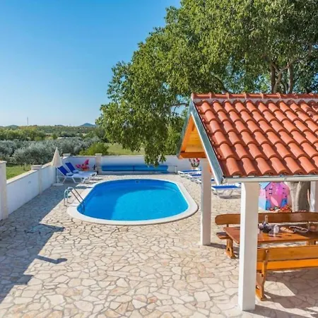 The Grandfather - Heated Pool Retreat *