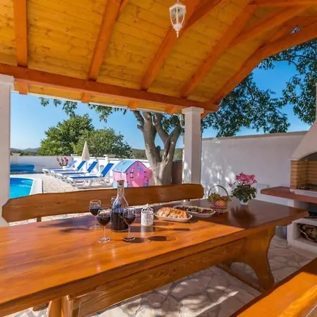 The Grandfather - Heated Pool Retreat 자다르