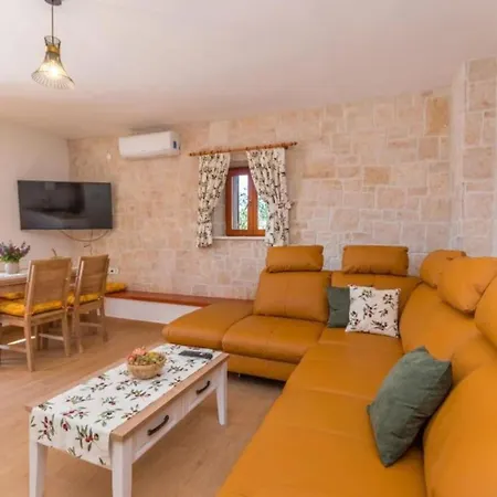 The Grandfather - Heated Pool Retreat *