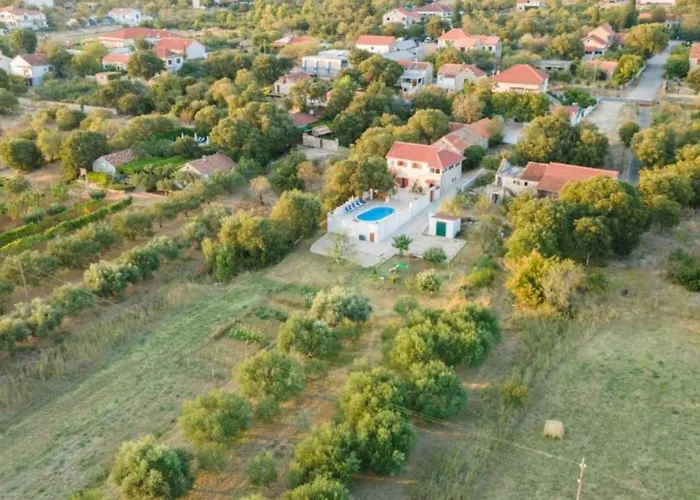 The Grandfather - Heated Pool Retreat וילה