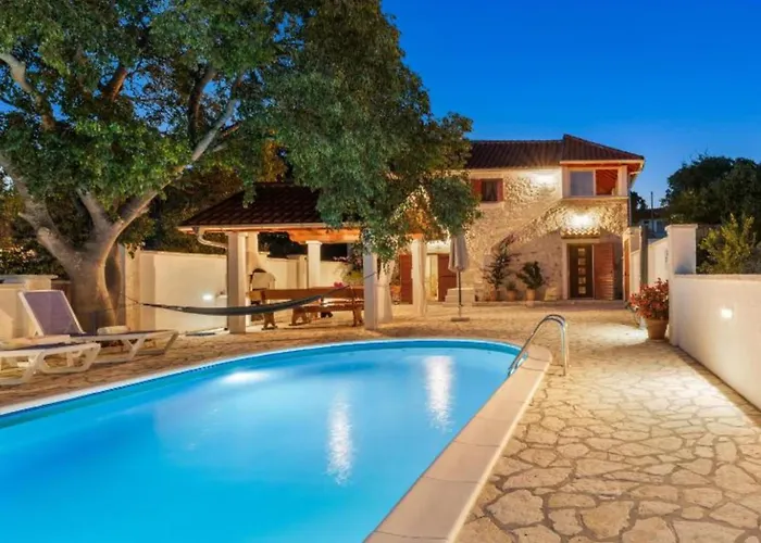 The Grandfather - Heated Pool Retreat