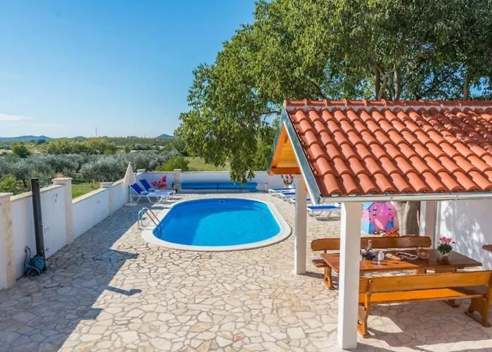 The Grandfather - Heated Pool Retreat *