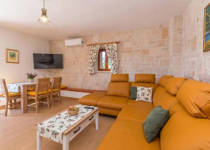 The Grandfather - Heated Pool Retreat *