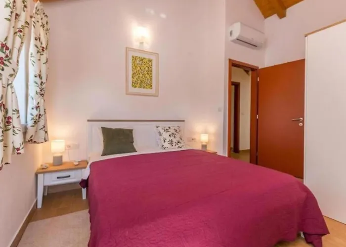 The Grandfather - Heated Pool Retreat