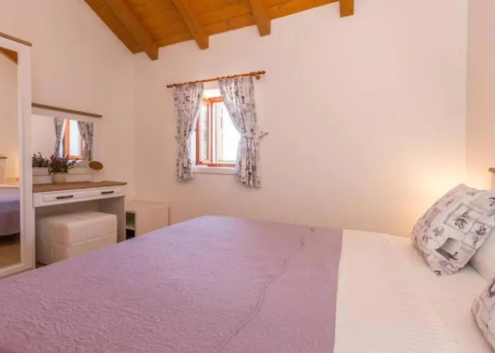 The Grandfather - Heated Pool Retreat